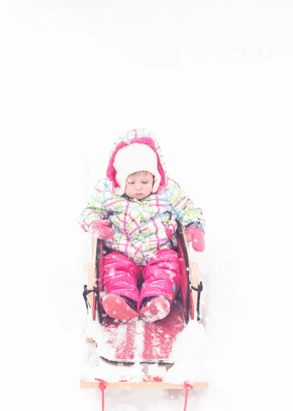 Dívka si hraje v čerstvém sněhu — Stock fotografie