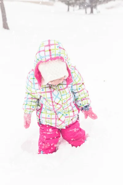 Chica jugando en fresco nieve —  Fotos de Stock