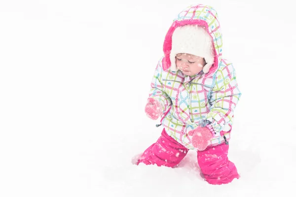 Девочка, играющая в свежем снегу — стоковое фото