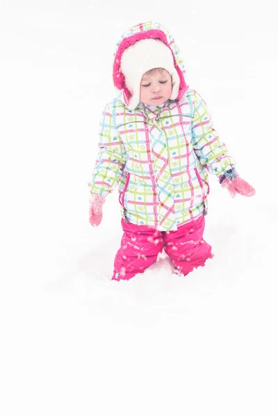 Девочка, играющая в свежем снегу — стоковое фото