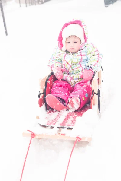 女孩玩在新鲜的雪 — 图库照片