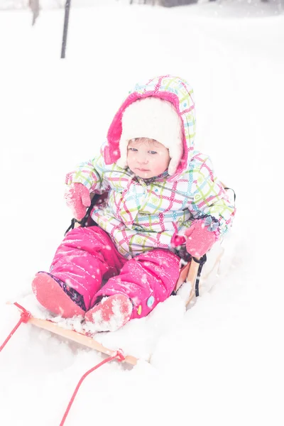 Menina jogando na neve fresca — Fotografia de Stock