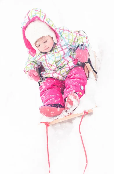 Fille jouer dans la neige fraîche — Photo
