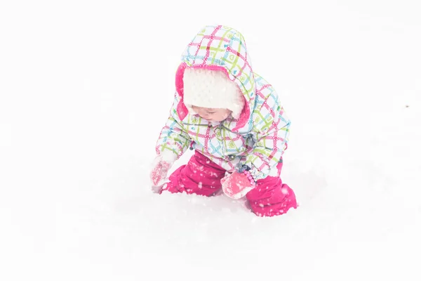 新鮮な雪の中で遊ぶ女の子 — ストック写真