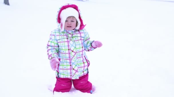 Menina jogando na neve fresca — Vídeo de Stock