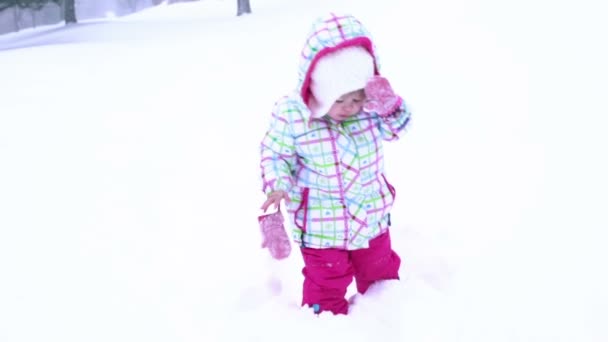 Девочка, играющая в свежем снегу — стоковое видео