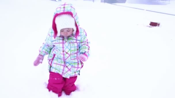 Fille jouer dans la neige fraîche — Video