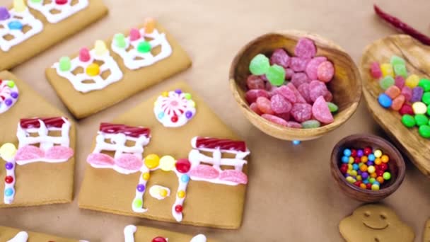 Decorating gingerbread house — Stock Video