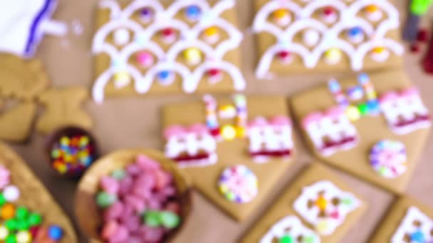 Decorating gingerbread house — Stock Video