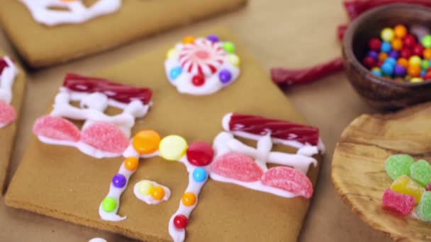 Decorating gingerbread house — Stock Video