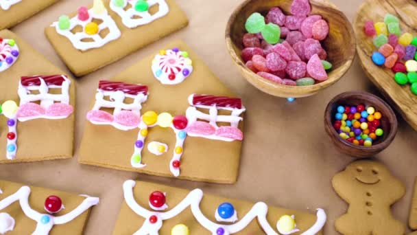 Decorating gingerbread house — Stock Video