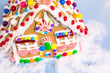 Gingerbread House Beyaz Kraliyet buzlanma ile