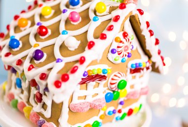 Gingerbread House Beyaz Kraliyet buzlanma ile