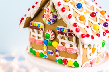 Gingerbread House Beyaz Kraliyet buzlanma ile