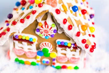 Gingerbread House Beyaz Kraliyet buzlanma ile
