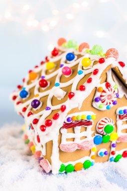 Gingerbread House Beyaz Kraliyet buzlanma ile