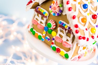 Gingerbread House Beyaz Kraliyet buzlanma ile