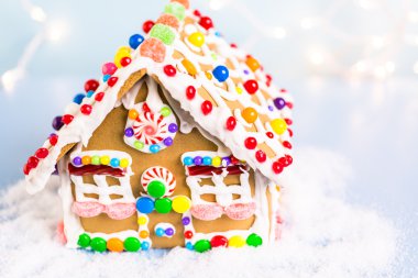 Gingerbread House Beyaz Kraliyet buzlanma ile