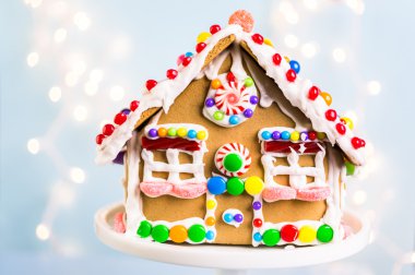 Gingerbread House Beyaz Kraliyet buzlanma ile
