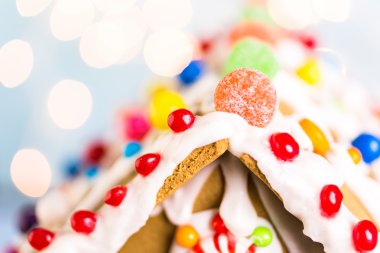 Gingerbread House Beyaz Kraliyet buzlanma ile