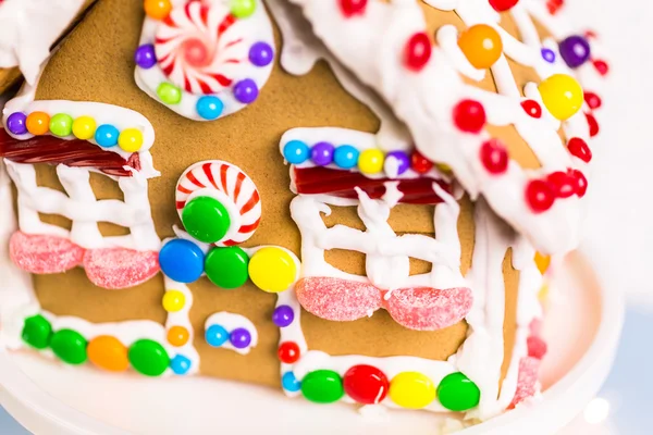 Lebkuchenhaus mit weißem Zuckerguss — Stockfoto