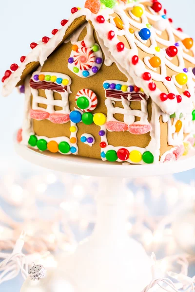 Gingerbread House Beyaz Kraliyet buzlanma ile — Stok fotoğraf