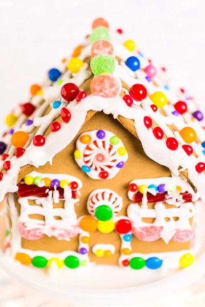 Lebkuchenhaus mit weißem Zuckerguss — Stockfoto