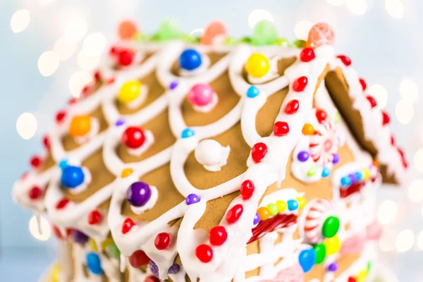 Lebkuchenhaus mit weißem Zuckerguss — Stockfoto