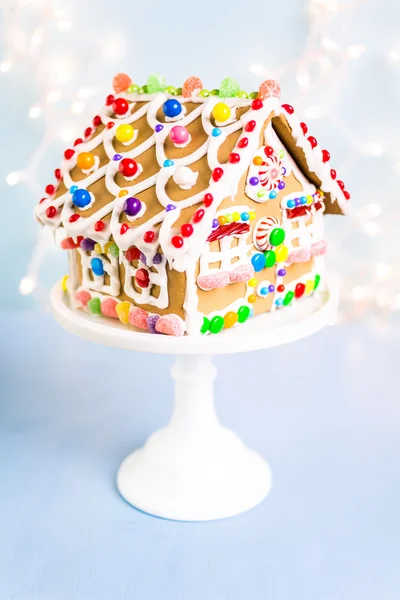 Lebkuchenhaus mit weißem Zuckerguss — Stockfoto