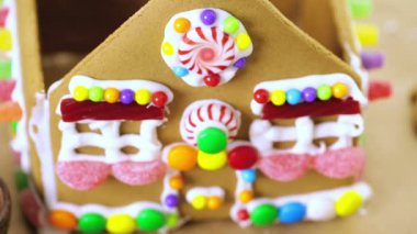 Gingerbread House Beyaz Kraliyet buzlanma ile