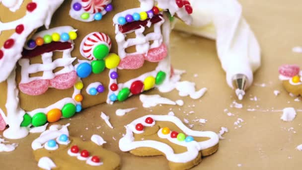 Building Gingerbread house — Stock Video