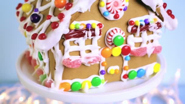 Gingerbread House Beyaz Kraliyet buzlanma ile — Stok video