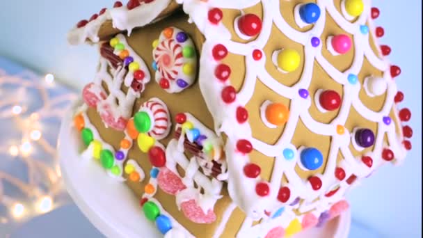 Gingerbread House com glacê real branco — Vídeo de Stock
