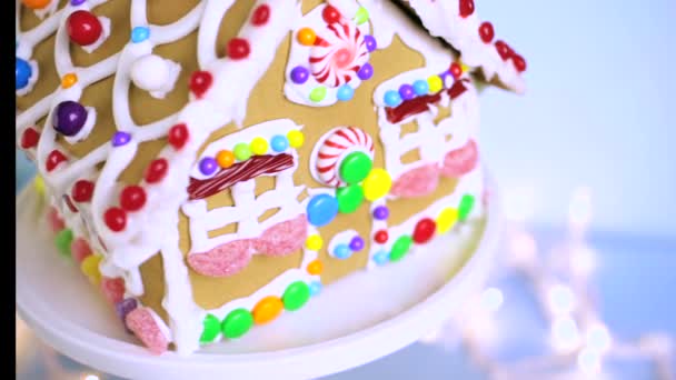 Gingerbread House com glacê real branco — Vídeo de Stock