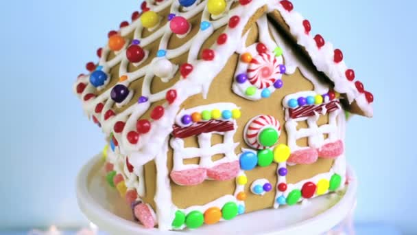 Gingerbread House com glacê real branco — Vídeo de Stock