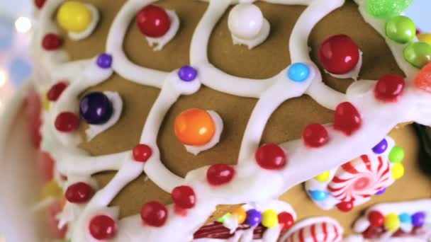 Pepparkakshus med vita royal icing — Stockvideo