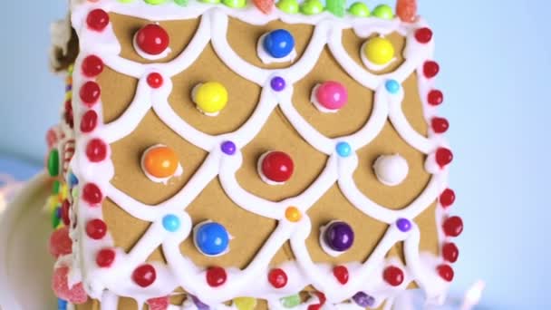 Pepparkakshus med vita royal icing — Stockvideo