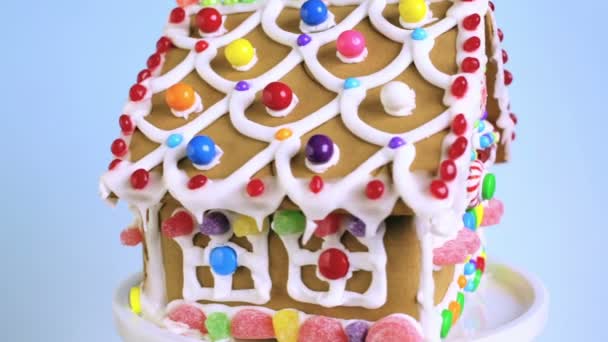Gingerbread House com glacê real branco — Vídeo de Stock