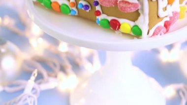 Gingerbread House Beyaz Kraliyet buzlanma ile