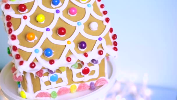 Pepparkakshus med vita royal icing — Stockvideo