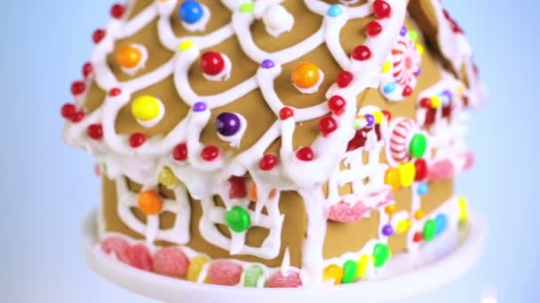 Gingerbread House Beyaz Kraliyet buzlanma ile — Stok video