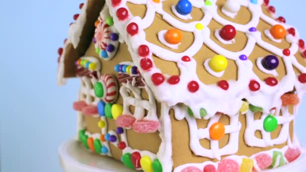 Gingerbread House Beyaz Kraliyet buzlanma ile — Stok video