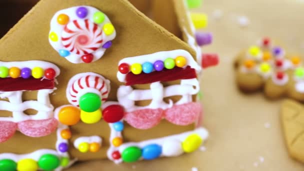 Gingerbread House com glacê real branco — Vídeo de Stock