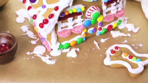 Gingerbread House Beyaz Kraliyet buzlanma ile — Stok video