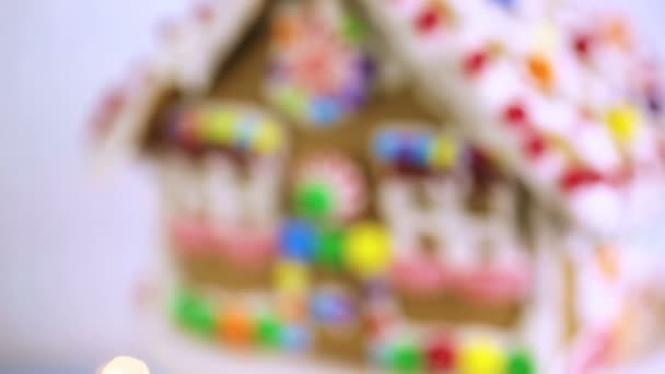 Gingerbread House com glacê real branco — Vídeo de Stock