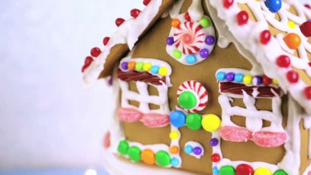 Peperkoek huis met witte Koninklijk Suikerglazuur — Stockvideo