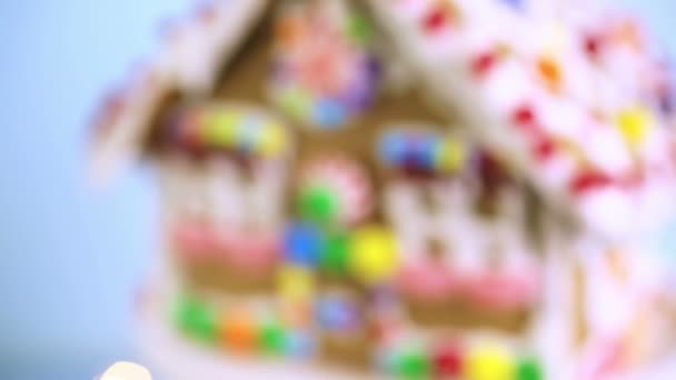 Lebkuchenhaus mit weißem Zuckerguss — Stockvideo