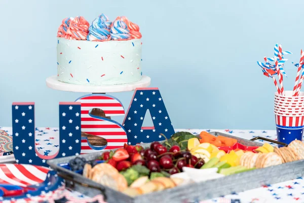 Gateau Biscuits Et Plateau De Collation Aux Fruits Et Legumes A La Fete Du 4 Juillet Blanc Snacks Sante Stock Photo Gateau Biscuits Et Plateau De Collation Aux Fruits Et Legumes A La Fete Du 4 Juillet Blanc Snacks Sante Stock Photo