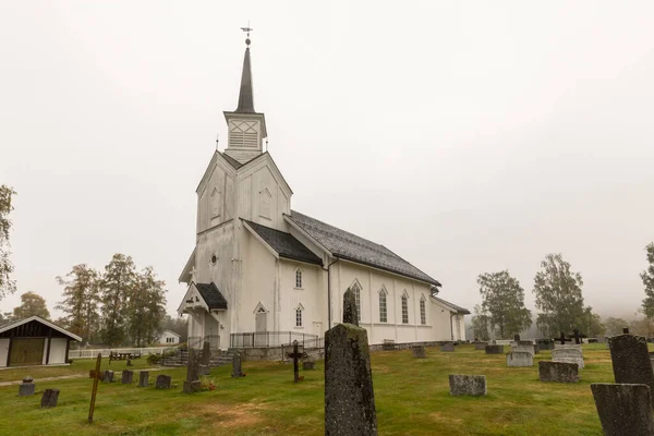 Iglesia de Nore - iglesia de madera blanca en Nore, Noruega — Foto de Stock