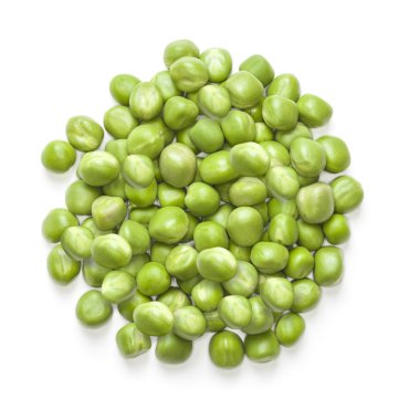 Beyaz arkaplanda taze yeşil bezelyeler izole edilmiş